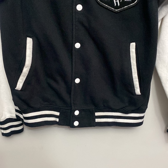 Jacket 🧥 - Picture 2 of 11